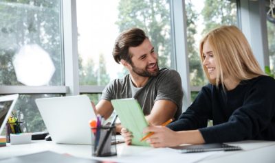 Señales de atracción entre compañeros de trabajo